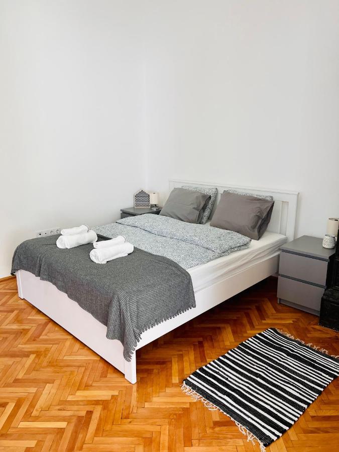 Apartment Friends Central Oradea Exteriör bild