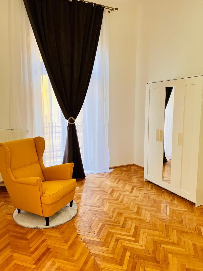 Apartment Friends Central Oradea Exteriör bild