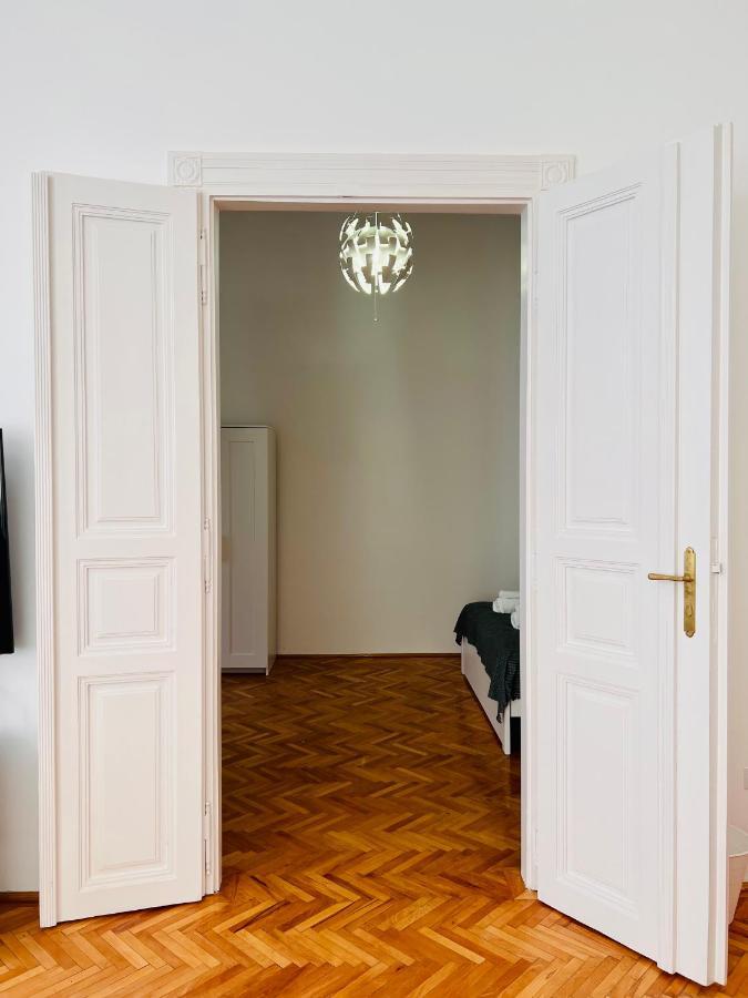 Apartment Friends Central Oradea Exteriör bild