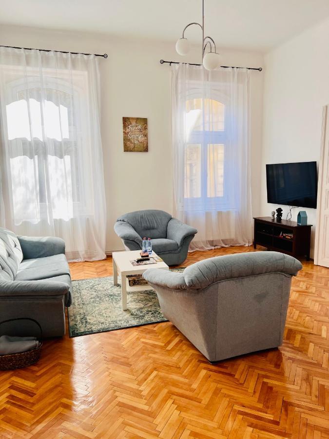 Apartment Friends Central Oradea Exteriör bild