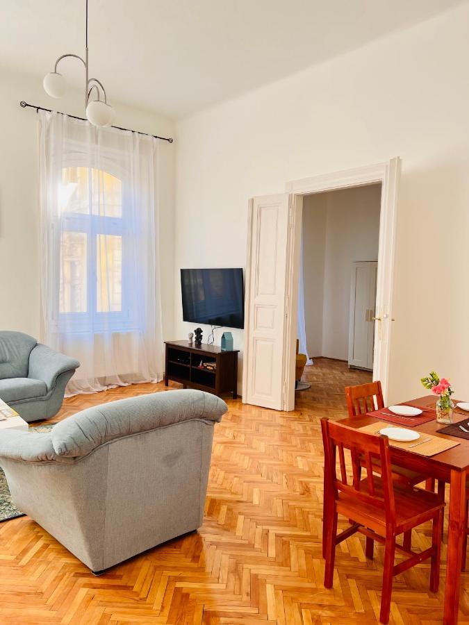 Apartment Friends Central Oradea Exteriör bild