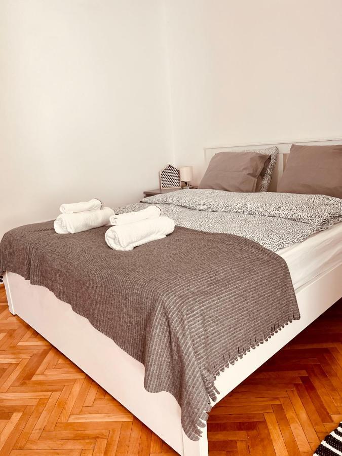 Apartment Friends Central Oradea Exteriör bild