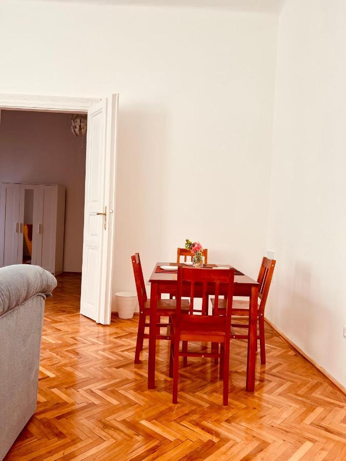 Apartment Friends Central Oradea Exteriör bild