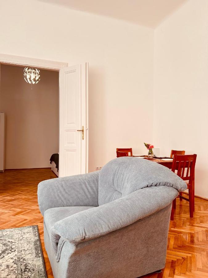 Apartment Friends Central Oradea Exteriör bild