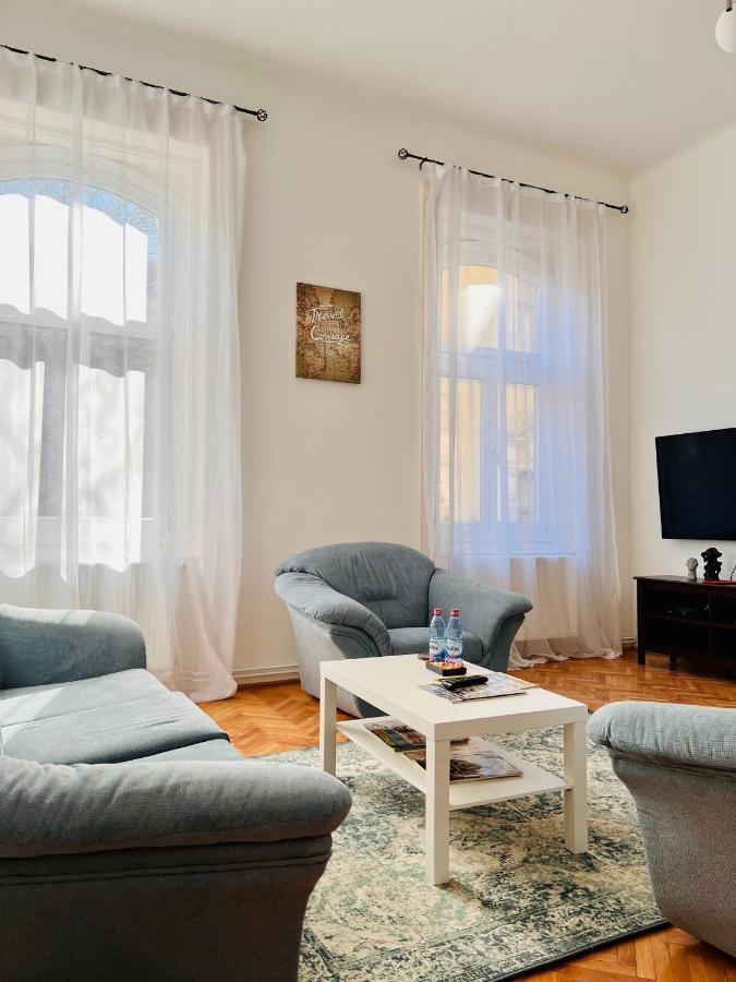 Apartment Friends Central Oradea Exteriör bild