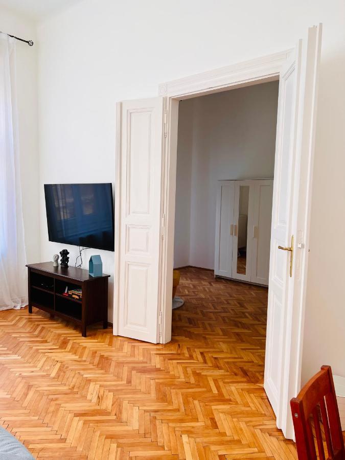 Apartment Friends Central Oradea Exteriör bild