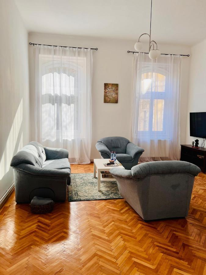 Apartment Friends Central Oradea Exteriör bild
