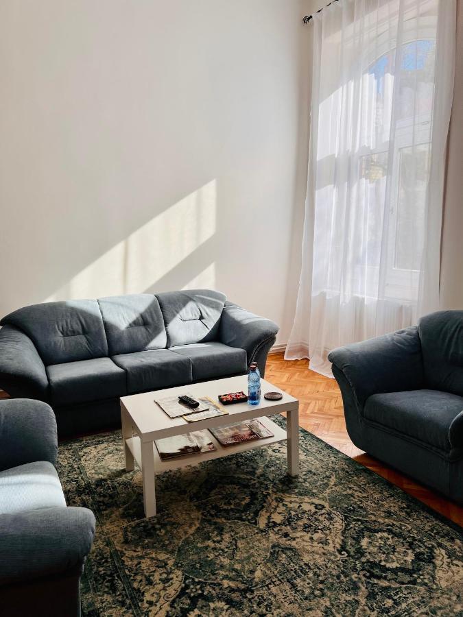 Apartment Friends Central Oradea Exteriör bild